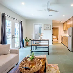 Holiday home Serene 1 Bed With Patio Sleeps 6, Los Angeles